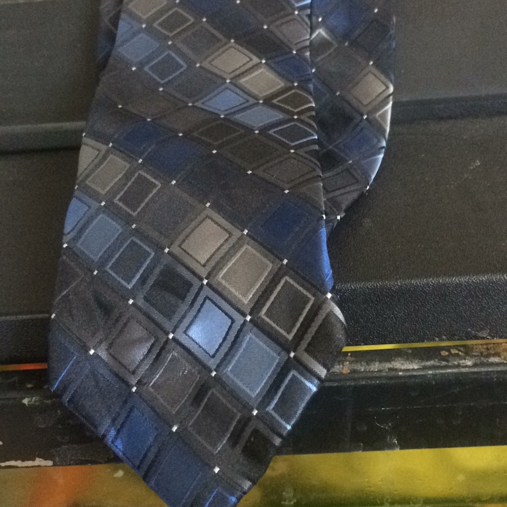 FINAL MARKDOWN Men’s van heusen tie